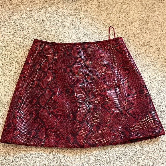 ASTR The Label Red snake print skirt - Picture 3 of 4
